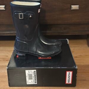 Hunter original glossy black short boot- size 39/woman’s 8- with fleece insert